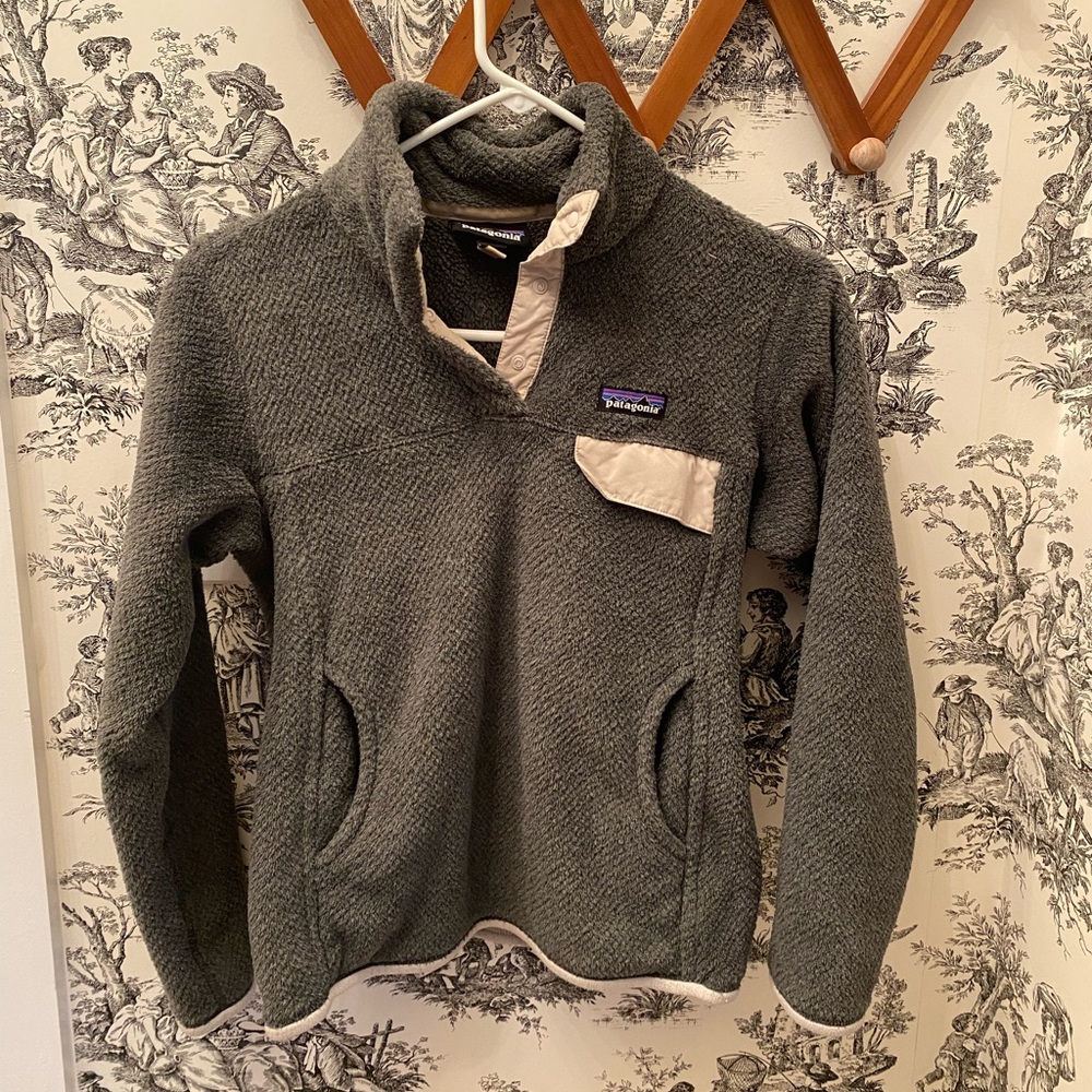 Patagonia pull over 
Size small